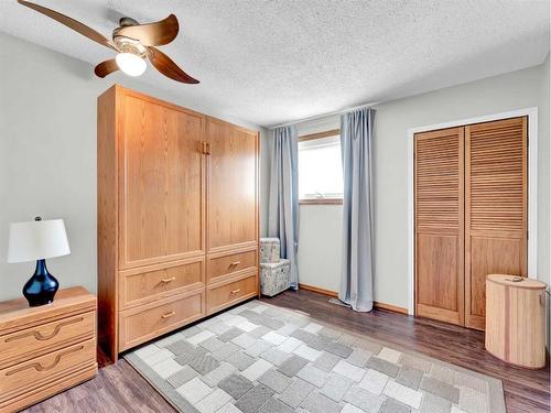 34 Cook Court Se, Medicine Hat, AB - Indoor Photo Showing Bedroom