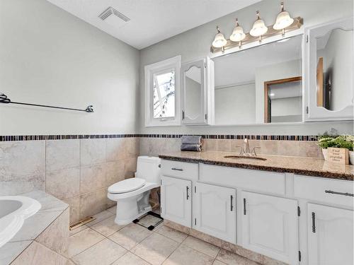 34 Cook Court Se, Medicine Hat, AB - Indoor Photo Showing Bathroom