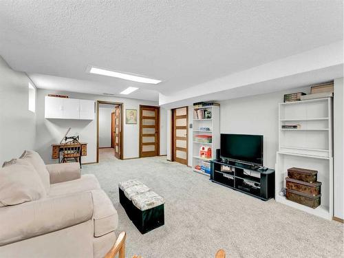 34 Cook Court Se, Medicine Hat, AB - Indoor