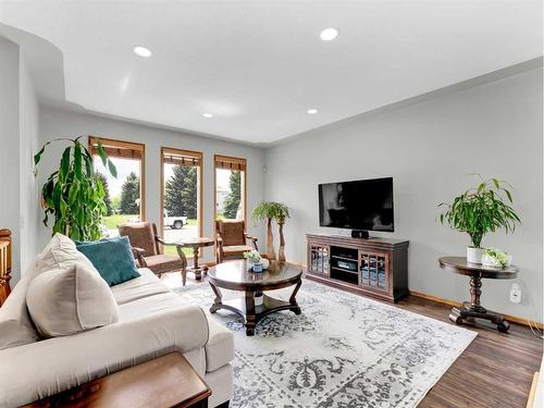 34 Cook Court Se, Medicine Hat, AB - Indoor Photo Showing Living Room