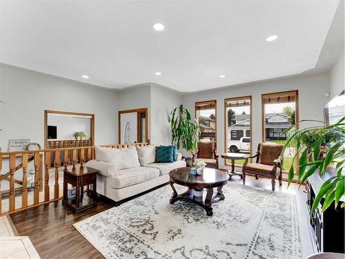 34 Cook Court Se, Medicine Hat, AB - Indoor Photo Showing Living Room