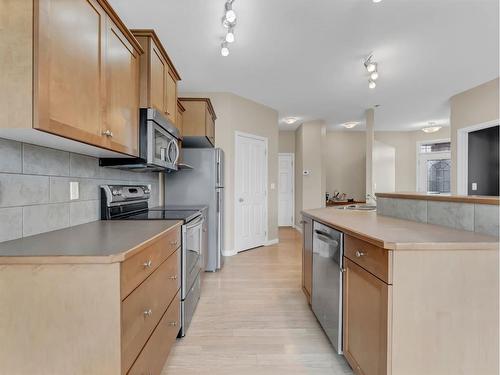 8 Terrace Avenue Ne, Medicine Hat, AB - Indoor Photo Showing Kitchen