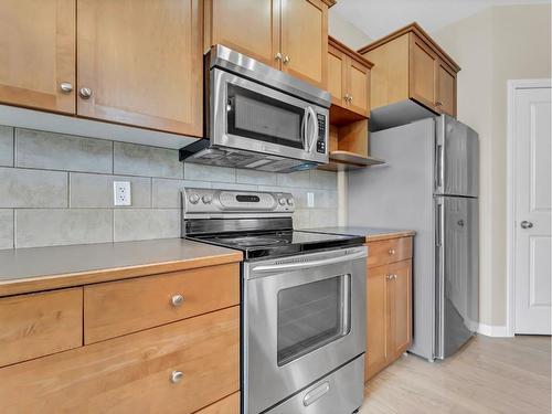 8 Terrace Avenue Ne, Medicine Hat, AB - Indoor Photo Showing Kitchen