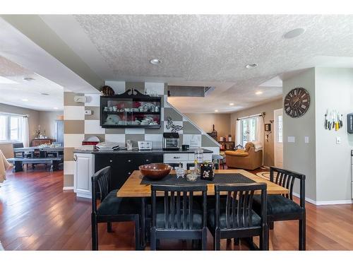 546 Parkview Close Ne, Medicine Hat, AB - Indoor Photo Showing Dining Room