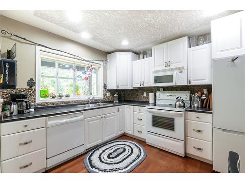 546 Parkview Close Ne, Medicine Hat, AB - Indoor Photo Showing Kitchen With Double Sink