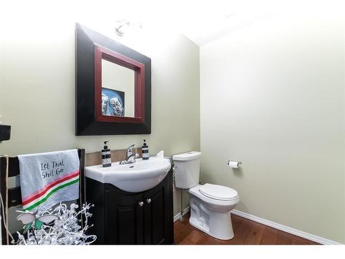 546 Parkview Close Ne, Medicine Hat, AB - Indoor Photo Showing Bathroom