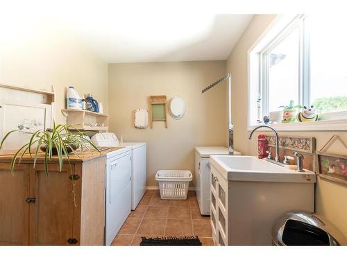 546 Parkview Close Ne, Medicine Hat, AB - Indoor Photo Showing Laundry Room