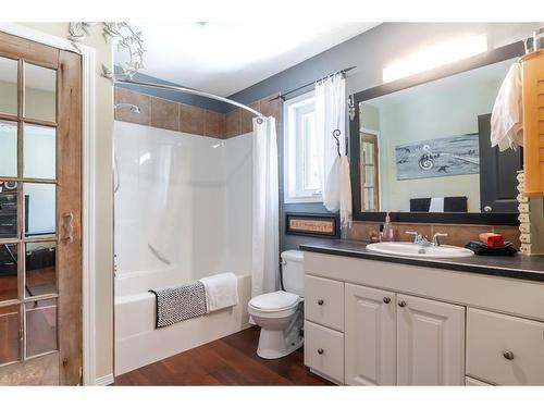 546 Parkview Close Ne, Medicine Hat, AB - Indoor Photo Showing Bathroom