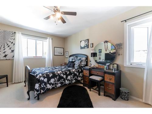 546 Parkview Close Ne, Medicine Hat, AB - Indoor Photo Showing Bedroom