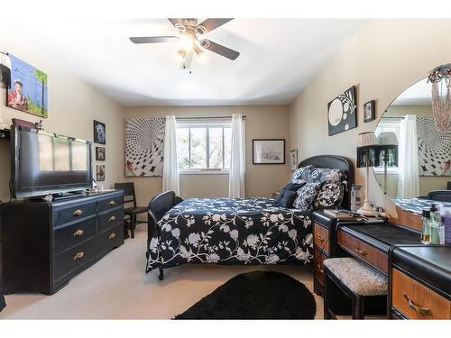 546 Parkview Close Ne, Medicine Hat, AB - Indoor Photo Showing Bedroom