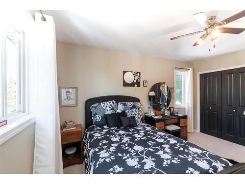 546 Parkview Close Ne, Medicine Hat, AB - Indoor Photo Showing Bedroom