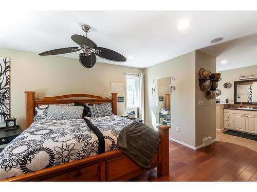 546 Parkview Close Ne, Medicine Hat, AB - Indoor Photo Showing Bedroom