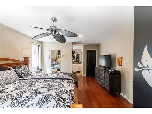 546 Parkview Close Ne, Medicine Hat, AB - Indoor Photo Showing Bedroom