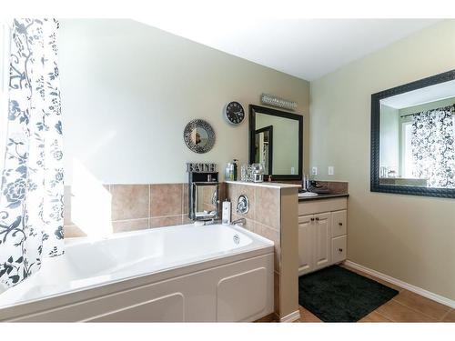 546 Parkview Close Ne, Medicine Hat, AB - Indoor Photo Showing Bathroom