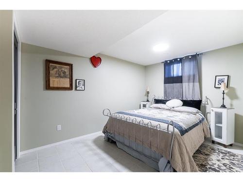 546 Parkview Close Ne, Medicine Hat, AB - Indoor Photo Showing Bedroom