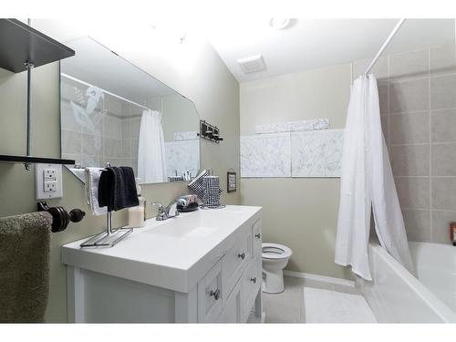 546 Parkview Close Ne, Medicine Hat, AB - Indoor Photo Showing Bathroom