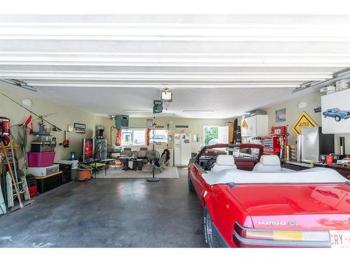 546 Parkview Close Ne, Medicine Hat, AB - Indoor Photo Showing Garage