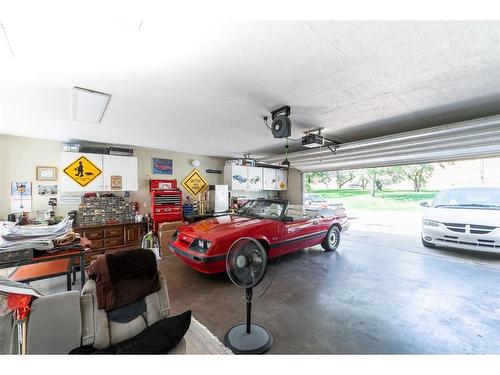 546 Parkview Close Ne, Medicine Hat, AB - Indoor Photo Showing Garage