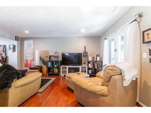 546 Parkview Close Ne, Medicine Hat, AB - Indoor Photo Showing Living Room