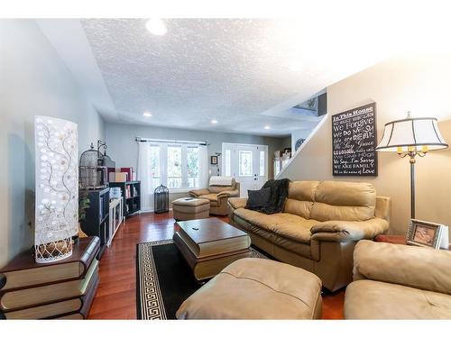 546 Parkview Close Ne, Medicine Hat, AB - Indoor Photo Showing Living Room