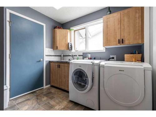 75 Palliser Way Ne, Medicine Hat, AB - Indoor Photo Showing Laundry Room