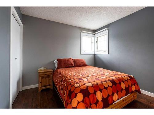 75 Palliser Way Ne, Medicine Hat, AB - Indoor Photo Showing Bedroom