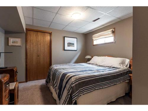 75 Palliser Way Ne, Medicine Hat, AB - Indoor Photo Showing Bedroom