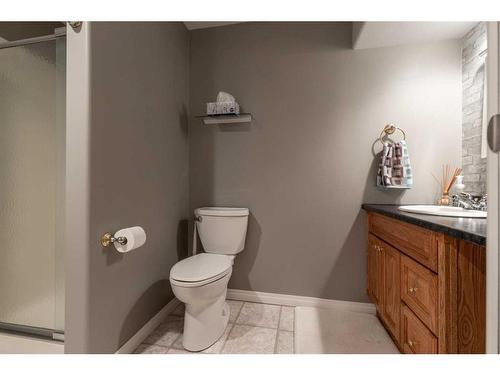 75 Palliser Way Ne, Medicine Hat, AB - Indoor Photo Showing Bathroom