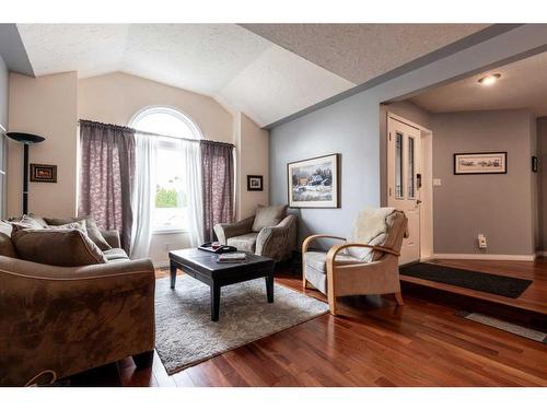 75 Palliser Way Ne, Medicine Hat, AB - Indoor Photo Showing Living Room