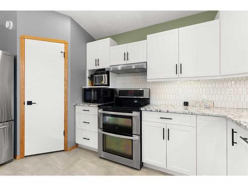 21 Cottonwood Close Sw, Medicine Hat, AB - Indoor Photo Showing Kitchen With Stainless Steel Kitchen With Upgraded Kitchen