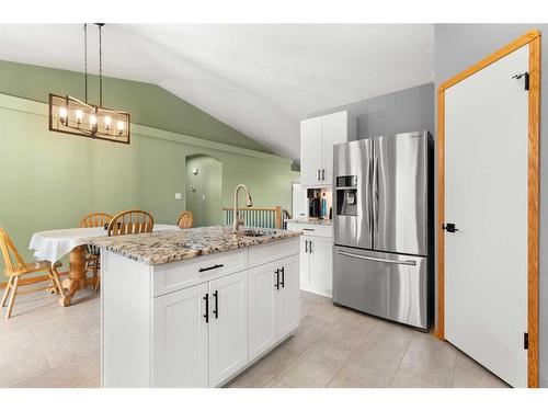 21 Cottonwood Close Sw, Medicine Hat, AB - Indoor Photo Showing Kitchen