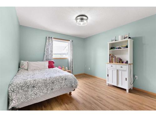 21 Cottonwood Close Sw, Medicine Hat, AB - Indoor Photo Showing Bedroom