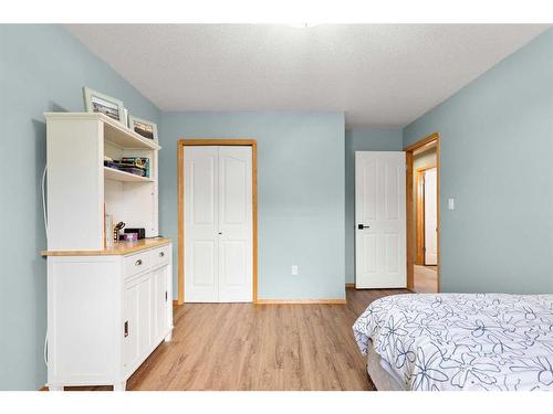 21 Cottonwood Close Sw, Medicine Hat, AB - Indoor Photo Showing Bedroom