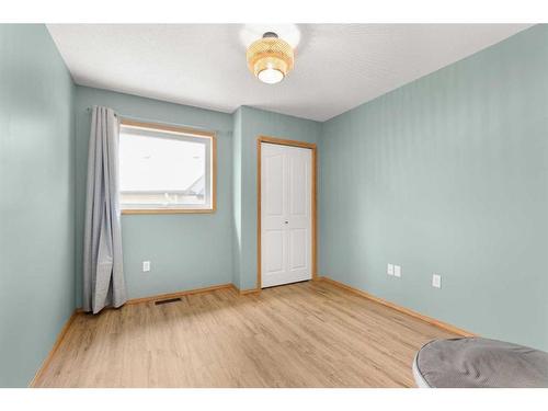 21 Cottonwood Close Sw, Medicine Hat, AB - Indoor Photo Showing Other Room