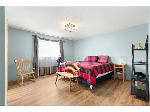 21 Cottonwood Close Sw, Medicine Hat, AB - Indoor Photo Showing Bedroom