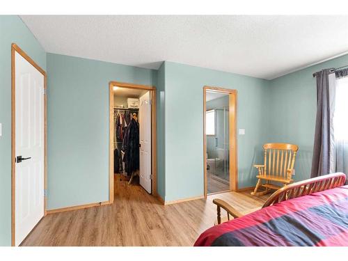 21 Cottonwood Close Sw, Medicine Hat, AB - Indoor Photo Showing Bedroom