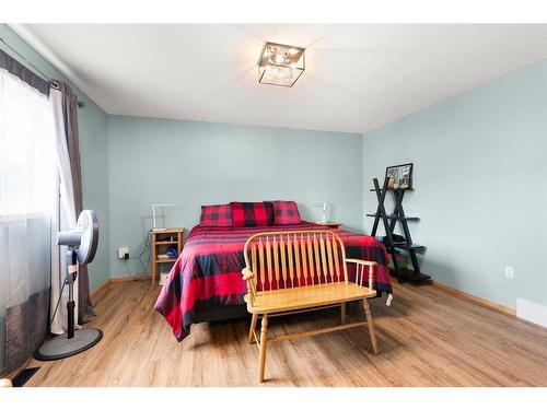 21 Cottonwood Close Sw, Medicine Hat, AB - Indoor Photo Showing Bedroom