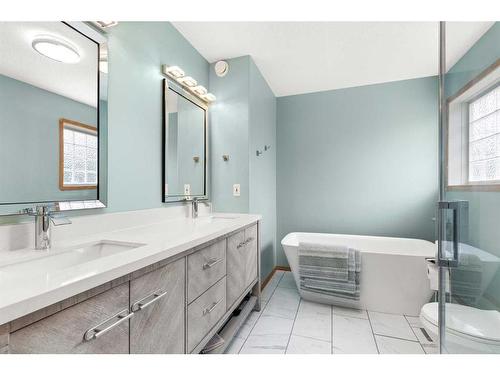 21 Cottonwood Close Sw, Medicine Hat, AB - Indoor Photo Showing Bathroom