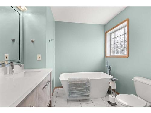 21 Cottonwood Close Sw, Medicine Hat, AB - Indoor Photo Showing Bathroom