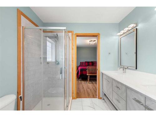 21 Cottonwood Close Sw, Medicine Hat, AB - Indoor Photo Showing Bathroom