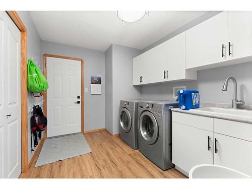 21 Cottonwood Close Sw, Medicine Hat, AB - Indoor Photo Showing Laundry Room