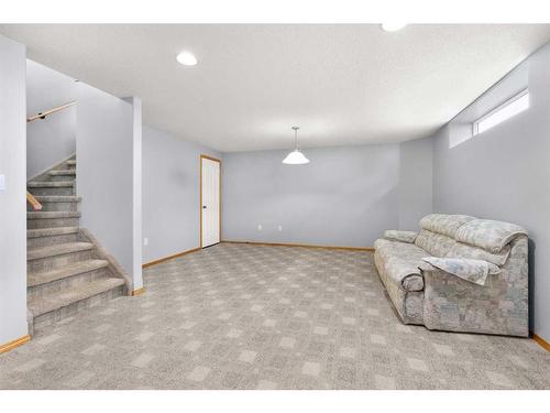 21 Cottonwood Close Sw, Medicine Hat, AB - Indoor Photo Showing Other Room