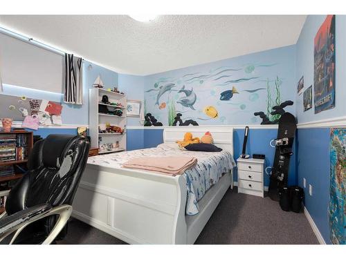 21 Cottonwood Close Sw, Medicine Hat, AB - Indoor Photo Showing Bedroom