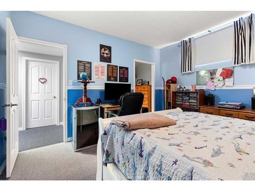 21 Cottonwood Close Sw, Medicine Hat, AB - Indoor Photo Showing Bedroom