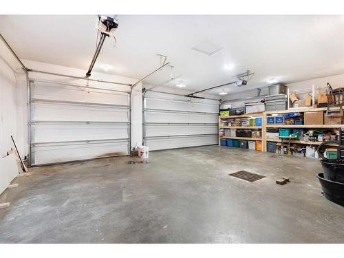 21 Cottonwood Close Sw, Medicine Hat, AB - Indoor Photo Showing Garage