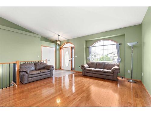 21 Cottonwood Close Sw, Medicine Hat, AB - Indoor Photo Showing Living Room