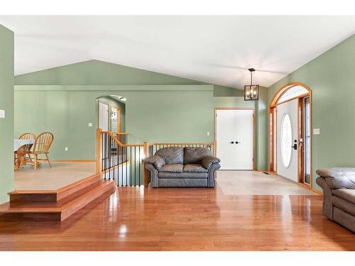 21 Cottonwood Close Sw, Medicine Hat, AB - Indoor Photo Showing Living Room