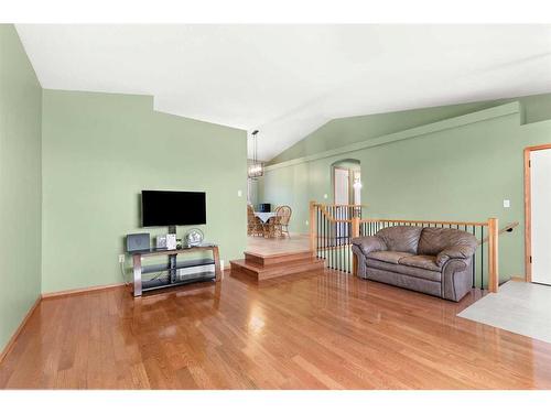 21 Cottonwood Close Sw, Medicine Hat, AB - Indoor Photo Showing Living Room