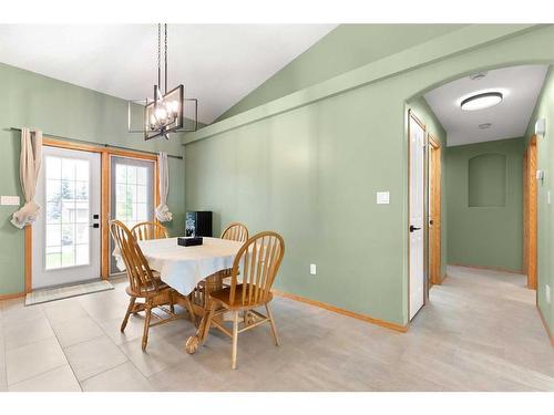 21 Cottonwood Close Sw, Medicine Hat, AB - Indoor Photo Showing Dining Room