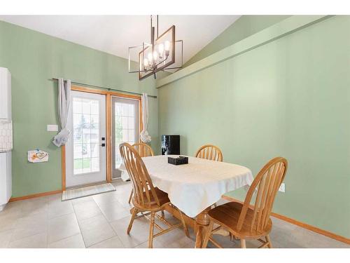 21 Cottonwood Close Sw, Medicine Hat, AB - Indoor Photo Showing Dining Room